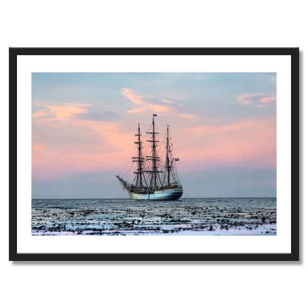 Plachetnica na mori pri západe slnka – fine art fotografia Martina Machniča