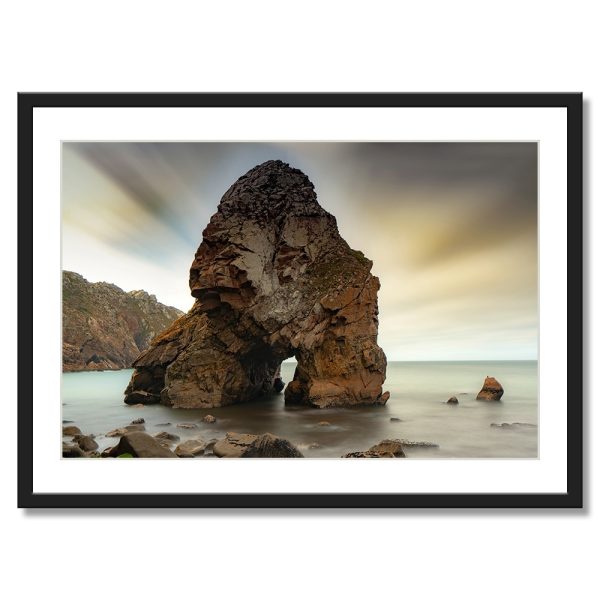 Umelecká fotografia skalného útvaru na pobreží Portugalska – fine art print od Martina Machniča