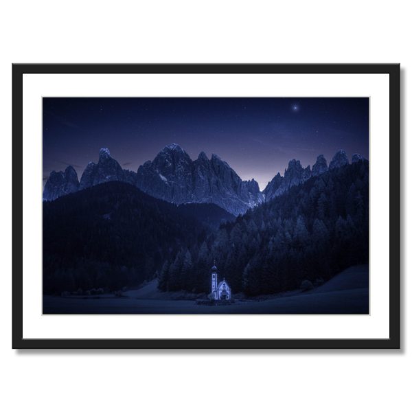 Nočná fotografia kostolíka Ranui v Dolomitoch – David Ilkovič